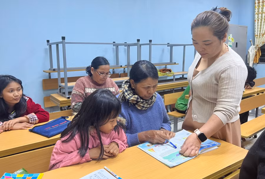 Giáo viên tỉ mỉ, nhẫn nại hướng dẫn cho từng học viên.