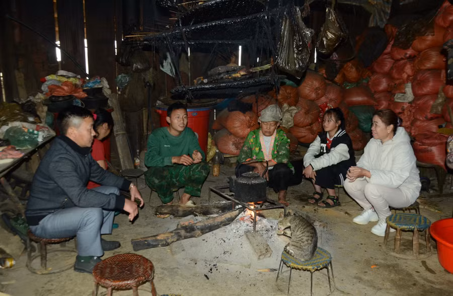Chủ tịch UBND xã Tênh Phông cùng cô giáo Hoàng Thị Thịnh tới thăm gia đình Mùa A Thụ vào tháng 4 vừa qua.
