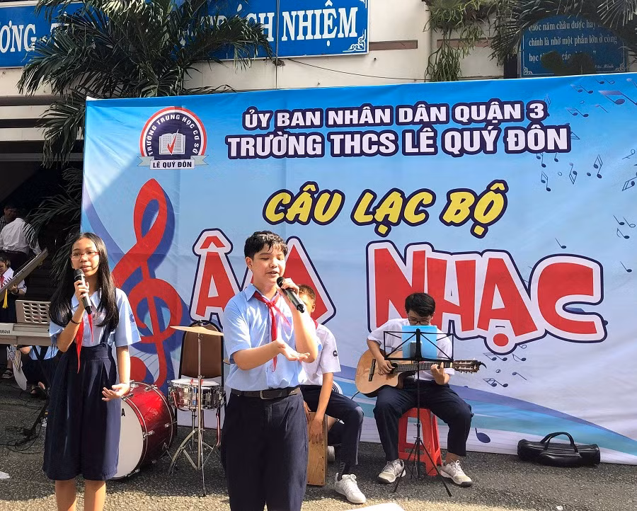 Đôi bạn song ca đầy tự tin