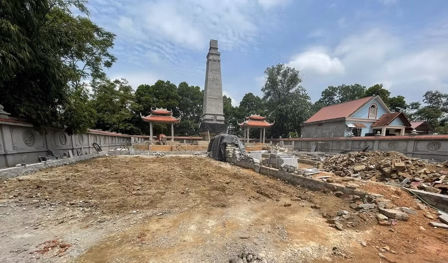 Việc cải tạo, nâng cấp công trình nghĩa trang liệt sĩ không đúng quy định đã khiến người dân bức xúc.