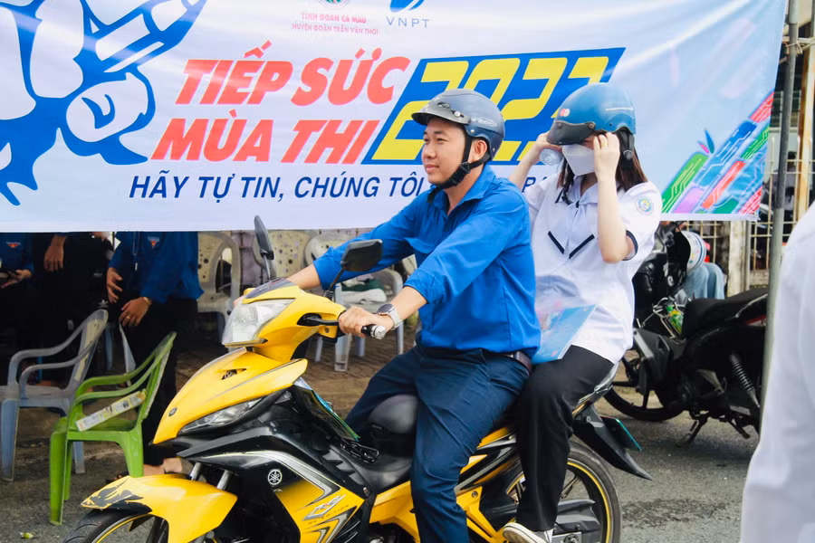 Những chuyến xe của thanh niên tình nguyện hỗ trợ thí sinh đến điểm thi.