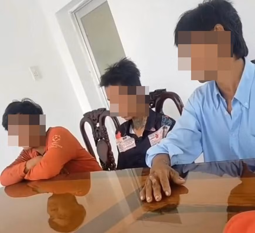 Ba ngư phủ đang trình bày sự việc với cơ quan chức năng. (Ảnh cắt từ clip).
