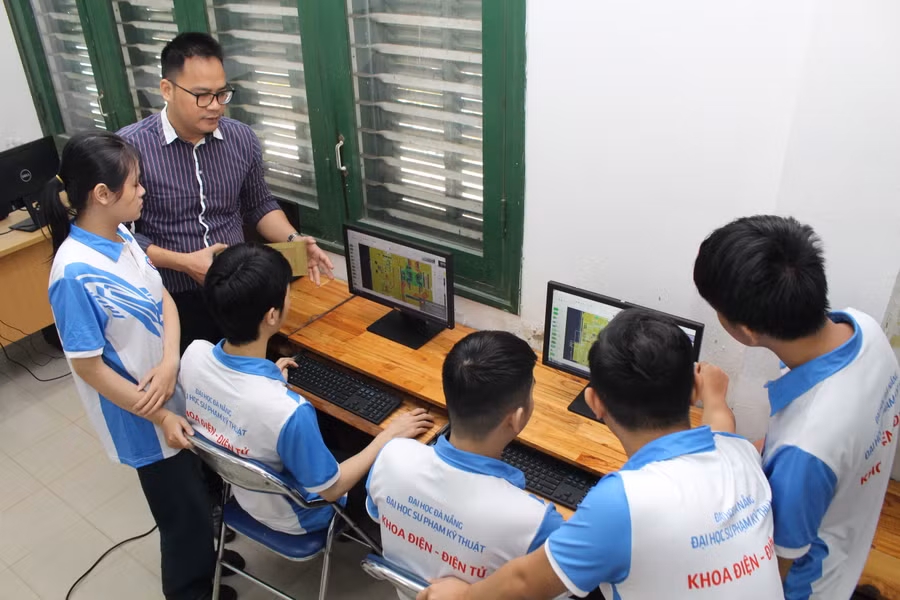 Sinh viên Trường ĐH Sư phạm Kỹ thuật, ĐH Đà Nẵng thực hành thiết kế vi mạch dưới sự hướng dẫn của giảng viên. Sinh viên Trường ĐH Sư phạm Kỹ thuật, ĐH Đà Nẵng thực hành thiết kế vi mạch dưới sự hướng dẫn của giảng viên.
