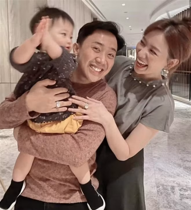 Bức ảnh Trấn Thành bế cháu gây "bão" những ngày qua.