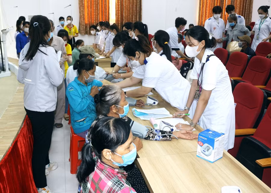 Sinh viên khoa sức khỏe Trường ĐH Cửu Long hỗ trợ kiểm tra huyết áp cho người dân. Sinh viên khoa sức khỏe Trường ĐH Cửu Long hỗ trợ kiểm tra huyết áp cho người dân.