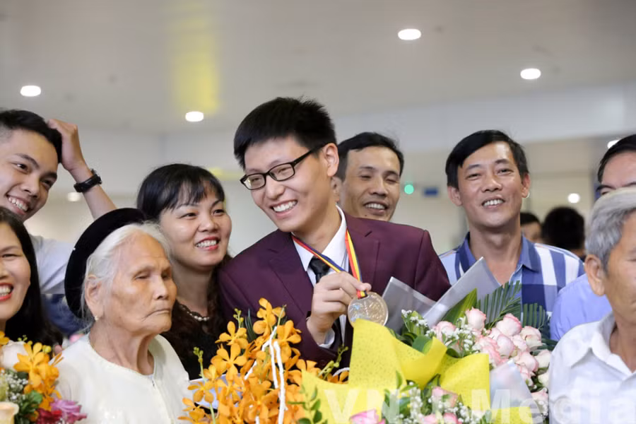 Nụ cười hạnh phúc của HS Nguyễn Quang Bin, lớp 12, Trường THPT chuyên Khoa học Tự nhiên, Đại học Quốc gia Hà Nội: Huy chương Vàng Olympic Toán quốc tế (IMO). Ảnh: Đại học Quốc gia Hà Nội