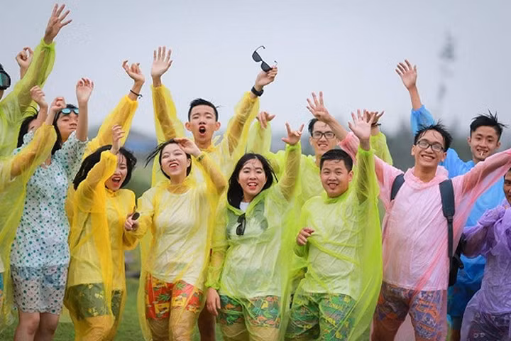 Áo mưa 10 nghìn, ủng đi mưa có thực sự gây tổn thương não, bệnh ngoài da?