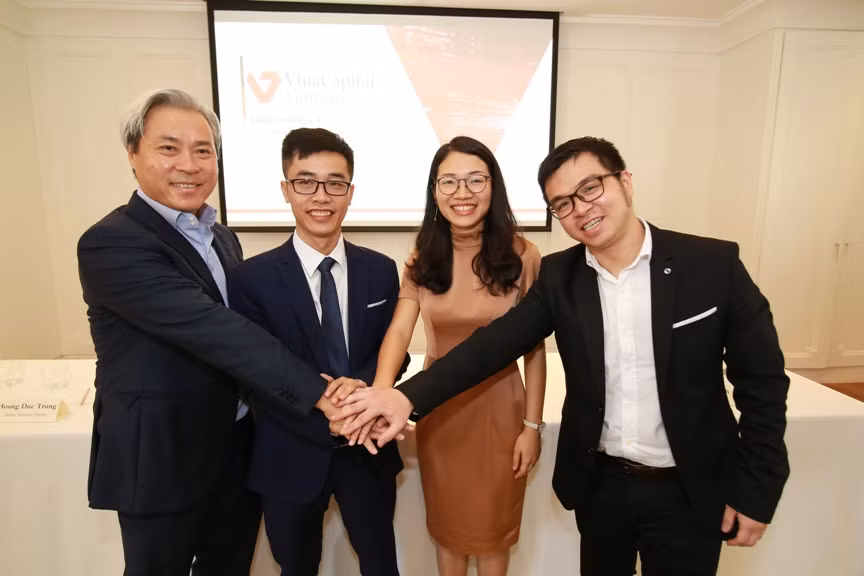 Đại diện của VinaCapital Ventures và hai startup công nghệ (giữa) trong lễ công bố hợp tác Đại diện của VinaCapital Ventures và hai startup công nghệ (giữa) trong lễ công bố hợp tác