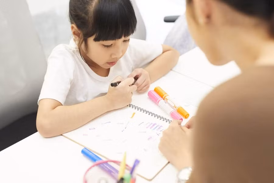 Phụ huynh cần tìm cách giáo dục và dạy dỗ phù hợp tuỳ độ tuổi của con. Ảnh minh họa: INT Phụ huynh cần tìm cách giáo dục và dạy dỗ phù hợp tuỳ độ tuổi của con. Ảnh minh họa: INT