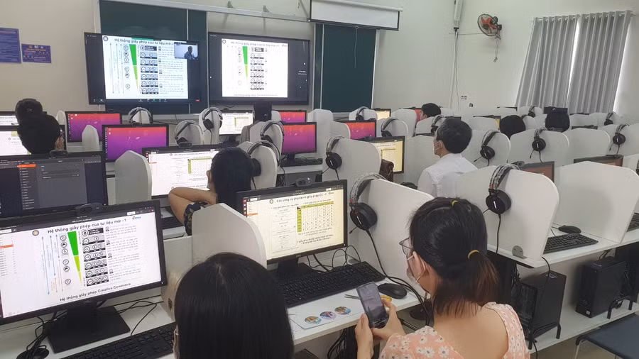Sinh viên Trường ĐH Ngoại ngữ, ĐH Đà Nẵng thực hành tại phòng học đa phương tiện.