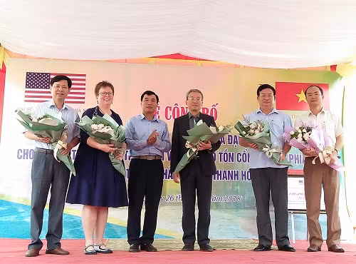Tham tán Thông tin Văn hóa Đại sứ quán Hoa Kỳ Molly Stephenson chụp ảnh lưu niệm cùng lãnh đạo tỉnh Thanh Hóa. Tham tán Thông tin Văn hóa Đại sứ quán Hoa Kỳ Molly Stephenson chụp ảnh lưu niệm cùng lãnh đạo tỉnh Thanh Hóa.