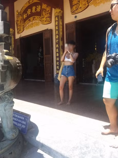 Co gai nguoi nuoc ngoai bi duoi ra khoi chua Linh Ung vi mac doc quan dui, ao lot - Anh 3