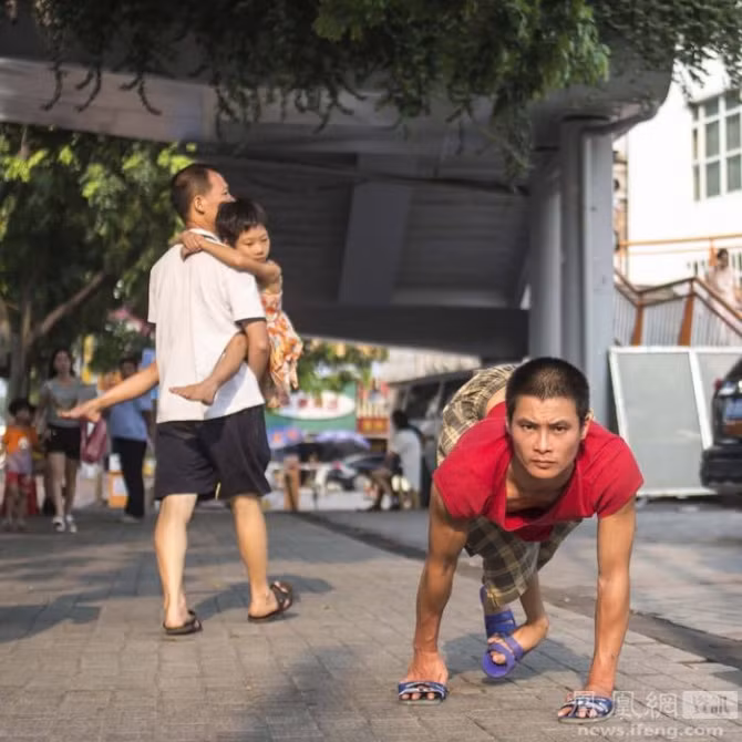 Cảm động ông bố liệt hai chân bò khắp nơi tìm con mất tích - Ảnh 3