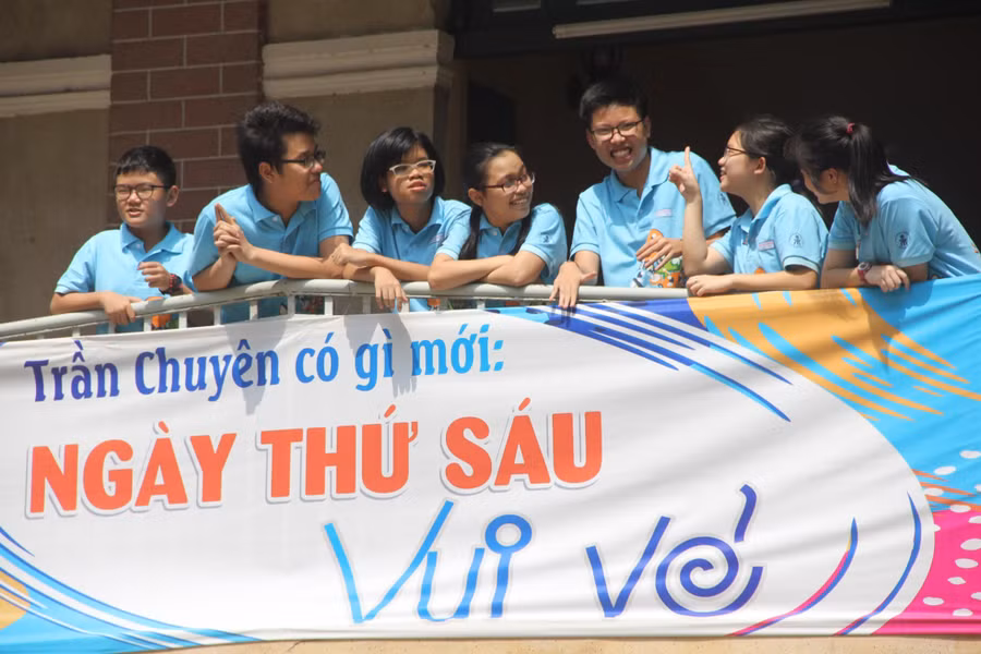 Học sinh Trường THPT chuyên Trần Đại Nghĩa được mặc áo đồng phục của lớp tới trường vào ngày thứ Sáu hàng tuần
