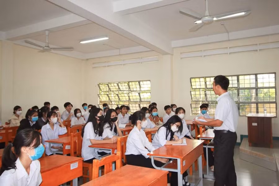Thầy, trò THPT tỉnh Tiền Giang trao đổi trong buổi tựu trường sáng 28/8.