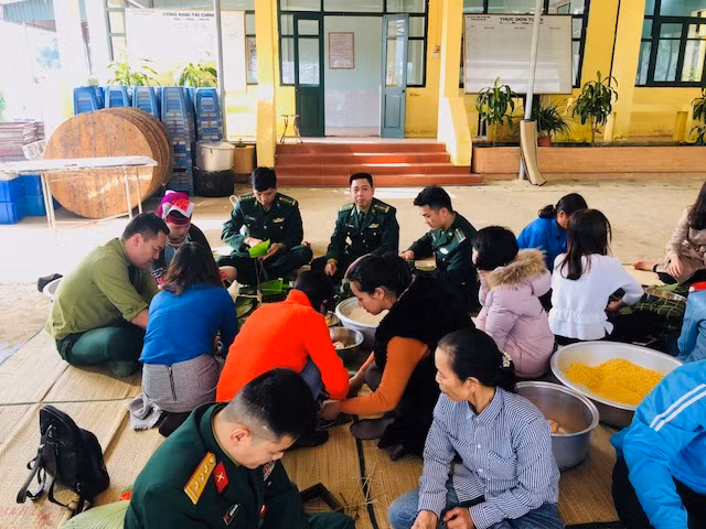 Các chiến sĩ đồn biên phòng Quảng Đức (Hải Hà, Quảng Ninh), thầy cô giáo Trường THCS và Tiểu học xã Quảng Đức, đoàn viên thanh niên xã Quảng Đức gói bánh chưng tặng học sinh, người dân