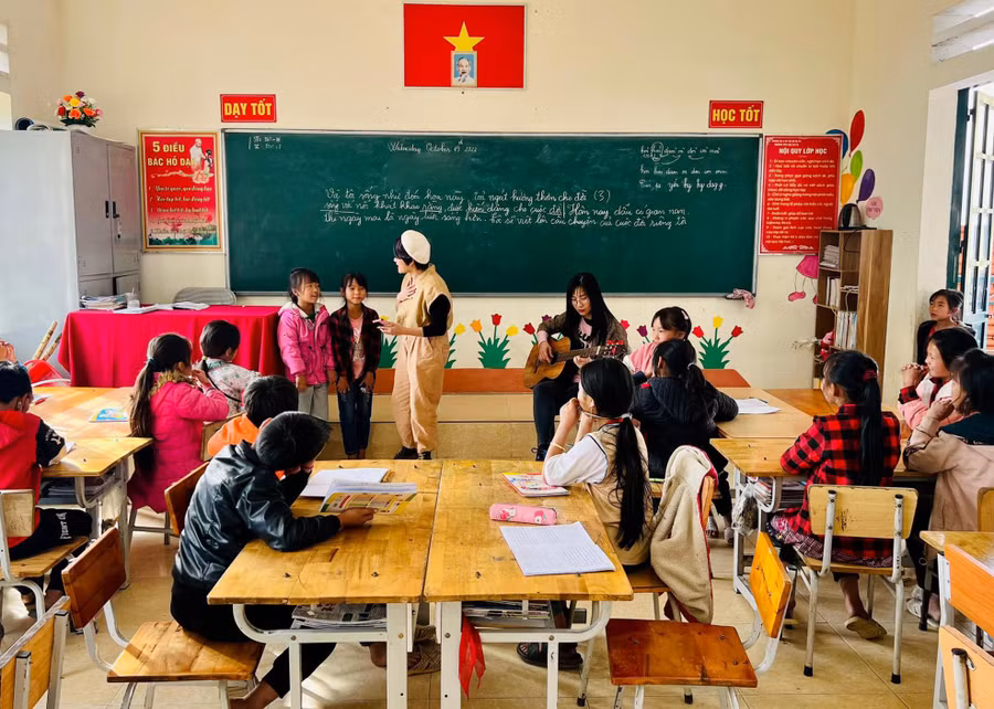Giáo viên, học sinh Olympia còn dạy hát cho các em nhỏ vùng cao. Giáo viên, học sinh Olympia còn dạy hát cho các em nhỏ vùng cao.