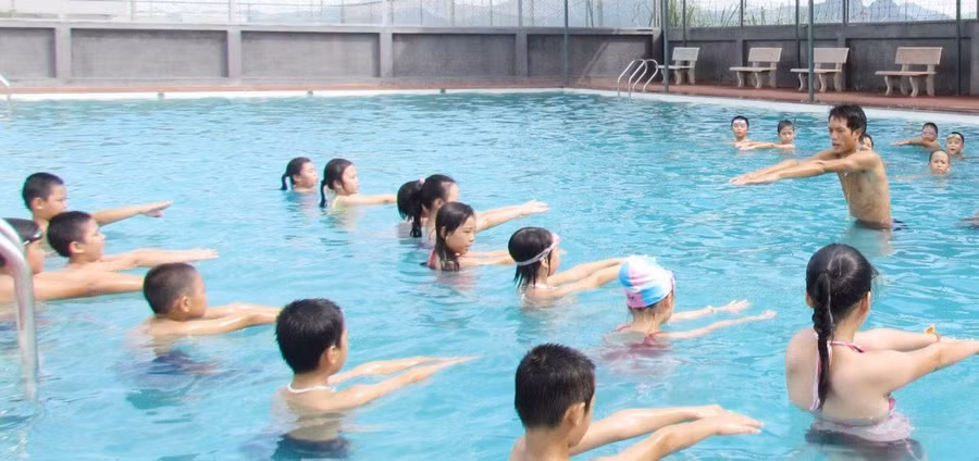 Trẻ cần khởi động kỹ trước khi bơi. Ảnh minh họa. Trẻ cần khởi động kỹ trước khi bơi. Ảnh minh họa.