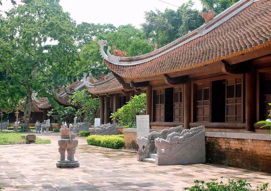Lam Kinh nơi có nhiều điện miếu, lăng tẩm quy mô lớn thờ cúng tổ tiên, nơi an nghỉ của các vua nhà Lê.