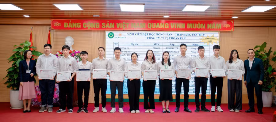 Sinh viên Học viện Nông nghiệp Việt Nam nhận học bổng “Thắp sáng ước mơ”. Ảnh: NTCC Sinh viên Học viện Nông nghiệp Việt Nam nhận học bổng “Thắp sáng ước mơ”. Ảnh: NTCC