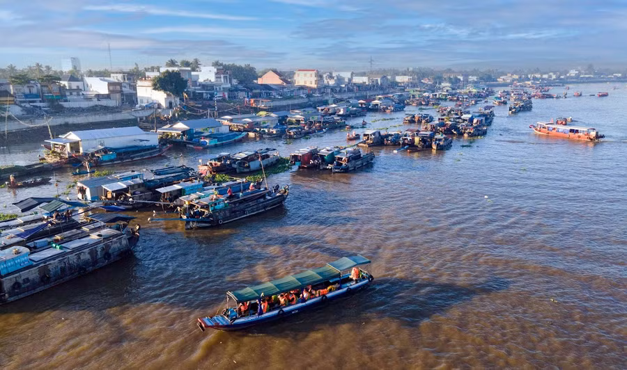 Chợ nổi Cái Răng sôi động một khúc sông Cần Thơ.