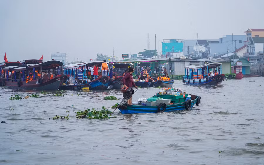 Phụ nữ trổ tài làm “tài công” chinh phục sông nước mưu sinh. Phụ nữ trổ tài làm “tài công” chinh phục sông nước mưu sinh.