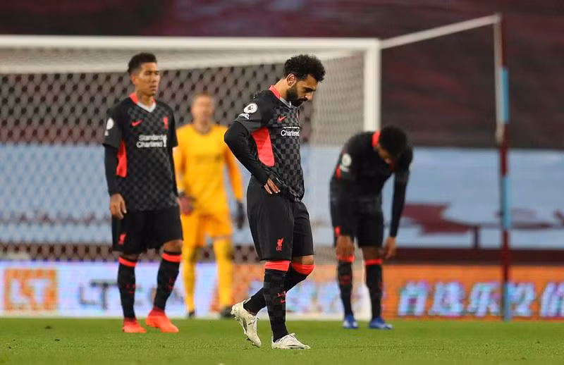 Các ngôi sao Liverpool lầm lũi sau trận thua kinh hoàng.