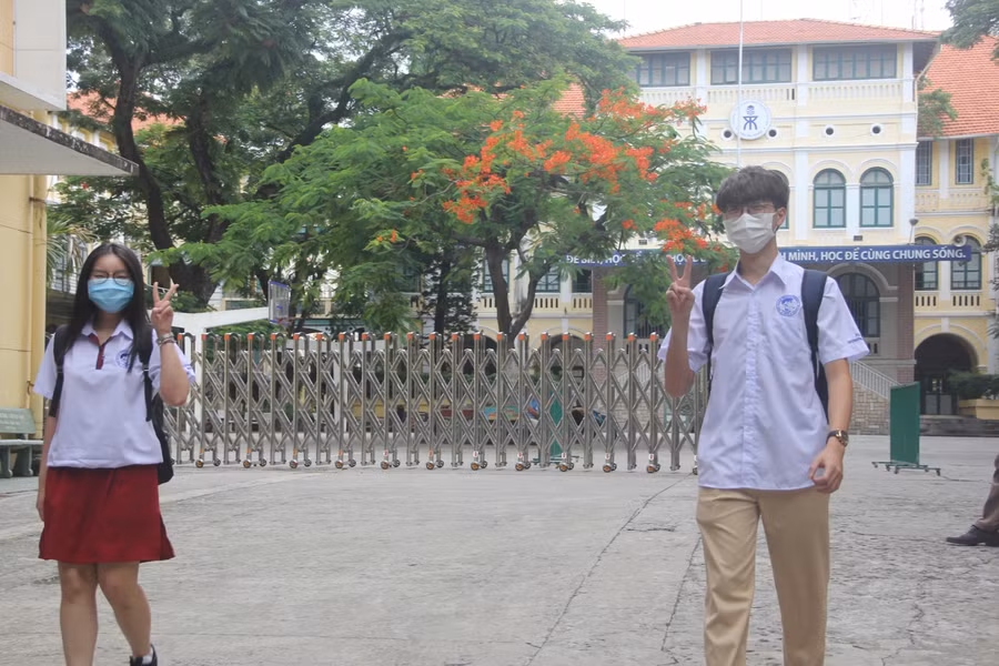 Một trong những thí sinh đầu tiên rời điểm thi sau khi kết thúc môn Ngữ văn