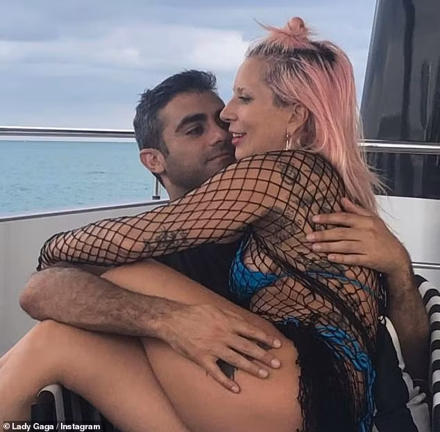 Lady Gaga công khai tình cảm với người yêu bằng bức ảnh chụp cặp đôi ôm hôn trên du thuyền ở Florida.
