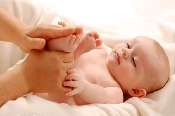  Cach hay do tre nin khoc hieu qua bat ngo-Hinh-7 Xoa bóp. Hầu hết trẻ con đều thích được chạm vào. Do đó, đừng lo lắng khi con khóc. Nhẹ nhàng xoa bóp tay chân cho bé. Sự chuyển động hoàn hảo của bàn tay mẹ sẽ mang lại sự thoải mái cho đứa trẻ.
