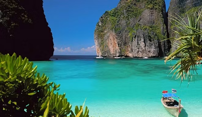 Thái Lan có 1.430 hòn đảo: Trong đó có nhiều hòn đảo du lịch nổi tiếng. Đảo Koh Phi Phi đã từng xuất hiện trong phim “The Beach” của Danny Boyle. Thái Lan có 1.430 hòn đảo: Trong đó có nhiều hòn đảo du lịch nổi tiếng. Đảo Koh Phi Phi đã từng xuất hiện trong phim “The Beach” của Danny Boyle.