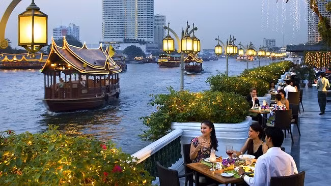 Cởi trần nơi công cộng ở thành phố là phạm pháp: Dù Thái Lan là một địa điểm du lịch nổi tiếng, bạn nên cẩn thận trong vấn đề ăn mặc. Tuy cảnh sát không bắt phạt dân địa phương hay du khách tắm nắng ở bãi biển, nếu ở thành phố, bạn sẽ phải đối mặt với một khoản phạt không nhỏ khi cởi trần. Cởi trần nơi công cộng ở thành phố là phạm pháp: Dù Thái Lan là một địa điểm du lịch nổi tiếng, bạn nên cẩn thận trong vấn đề ăn mặc. Tuy cảnh sát không bắt phạt dân địa phương hay du khách tắm nắng ở những bãi biển, nếu ở thành phố, bạn sẽ phải đối mặt với một khoản phạt không nhỏ khi cởi trần.