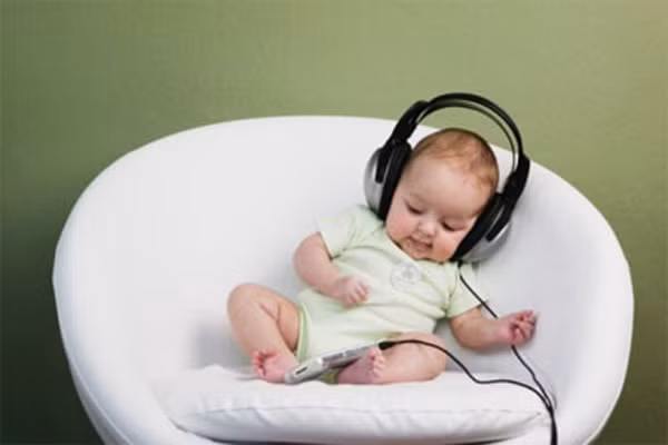 Cach hay do tre nin khoc hieu qua bat ngo-Hinh-3 Cho bé nghe nhạc, hát một bài hát ru hoặc bài hát bé yêu thích. Nếu bạn có một bài hát ngộ nghĩnh hoặc nhẹ nhàng thường xuyên hát cho con nghe, đây như một câu thần chú dỗ con nín khóc đúng thời điểm đó bạn. Bởi các bé sẽ liên tưởng nó tới khoảnh khắc và cảm giác hạnh phúc mỗi khi bài hát xuất hiện, nhờ vậy nhiều khả năng con sẽ dịu xuống và thôi khóc rất nhanh. Nếu như bạn bật nhạc quen thuộc bé không nín thì hãy thử sang một loại mới.
