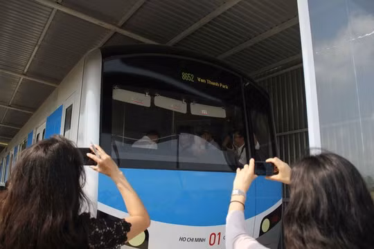 Cận cảnh bên trong tàu điện ngầm đầu tiên của Việt Nam