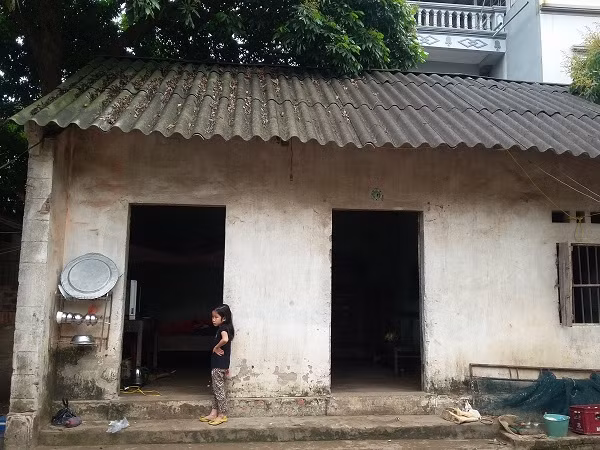 Ngôi nhà cấp 4 nơi vợ chồng anh Sinh và 3 đứa con sống qua ngày.