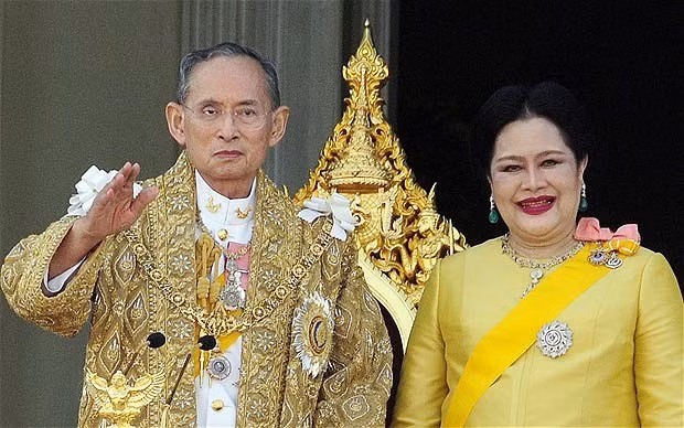“Ngày của mẹ” không dành cho những người mẹ: Người Thái có “Ngày của mẹ” và “Ngày của cha”, nhưng không phải là dành cho các ông bố, bà mẹ của họ. Trên thực tế, ngày này được dành để tôn vinh cha và mẹ về mặt tinh thần của Thái Lan: đức vua và hoàng hậu. “Ngày của mẹ” không dành cho những người mẹ: Người Thái có “Ngày của mẹ” và “Ngày của cha”, nhưng không phải là dành cho các ông bố, bà mẹ của họ. Trên thực tế, ngày này được dành để tôn vinh cha và mẹ về mặt tinh thần của Thái Lan: đức vua và hoàng hậu.