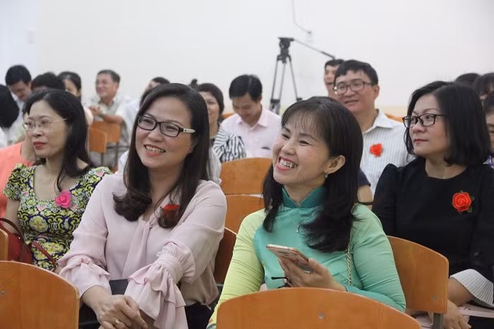 Các phụ huynh là những giáo viên rất bất ngờ và vinh dự khi nhận được lời mời của trường Các phụ huynh là những giáo viên rất bất ngờ và vinh dự khi nhận được lời mời của trường