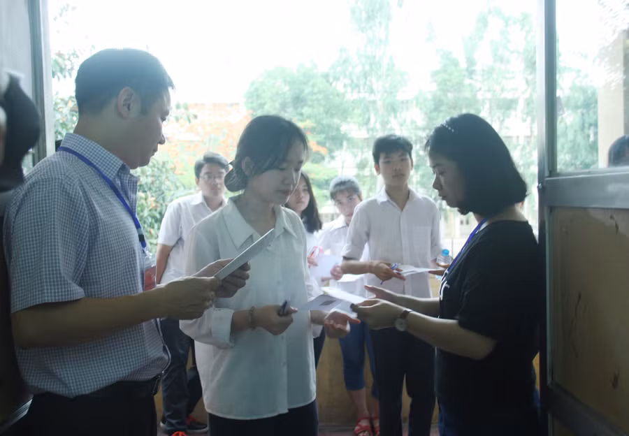 Gọi thí sinh vào phòng thi tại điểm thi Trường THPT Nguyễn Trãi (Ba Đình). Gọi thí sinh vào phòng thi tại điểm thi Trường THPT Nguyễn Trãi (Ba Đình).
