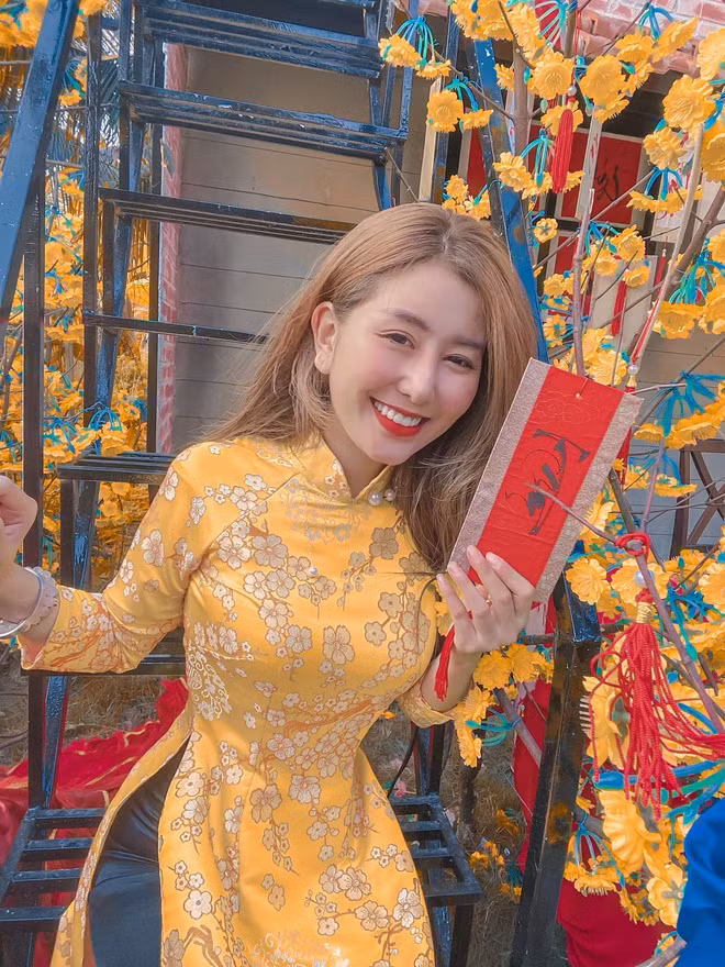 Hội hot girl, rich kid khoe diện áo dài đón Tết ảnh 6 Hoi hot girl, rich kid khoe dien ao dai don Tet hinh anh 7 8339394624909959544825801102747056704847872o_1579767841075229458904.jpg