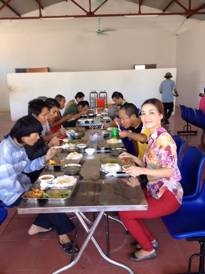 Lan Đàm đã vận động mua bàn ghế, khay, thìa cho đối tượng BTXH ăn cơm