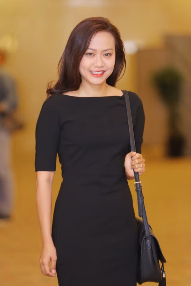  Xuất hiện tại buổi họp báo công bố Liên hoan phim Việt Nam lần thứ 19, nữ diễn viên Hồng Ánh diện váy đen bó sát kín đáo. 