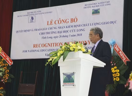 PGS.TS Lương Minh Cừ - Hiệu trưởng Trường ĐH Cửu Long - phát biểu tại buổi lễ
