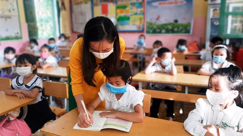 Chăm lo điều kiện tốt nhất cho học sinh về quê hương tránh dịch.