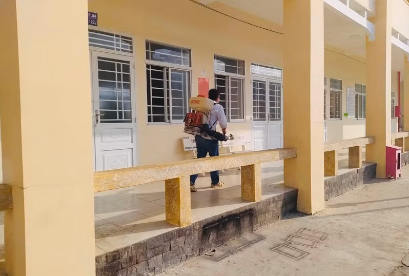 Trường học ở TP Cần Thơ xịt khử khuẩn, chuẩn bị cho năm học mới.
