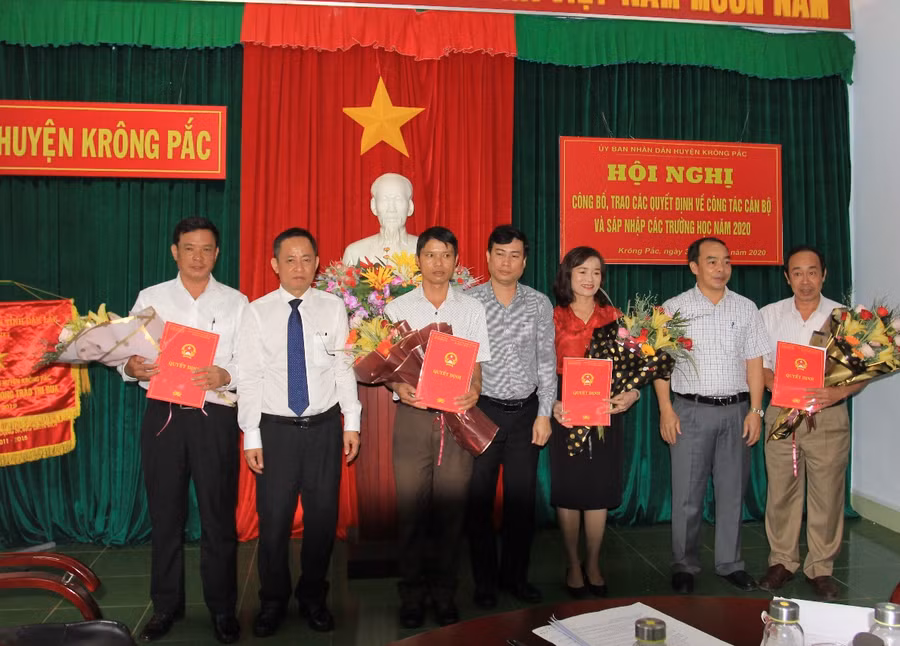 Lãnh đạo Sở GD&amp;ĐT, lãnh đạo Huyện trao Quyết định, tặng hoa cho đại diện 4 trường học vừa được sáp nhập.