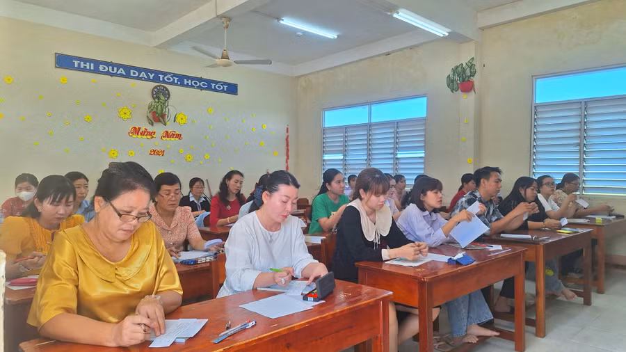 Thí sinh thực hiện các bài thi viết tại Hội thi. (Ảnh: Trọng Nhân)