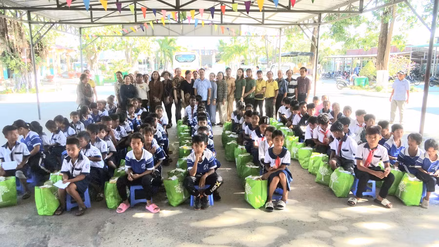 Học sinh khó khăn Trường Tiểu học Lê Trì (Tri Tôn) tại buổi trao quà.