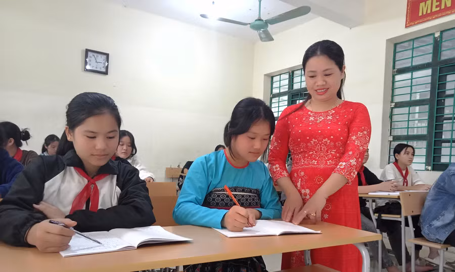 Cô Tống Thị Phượng và em Lò Bảo Trâm, Trường PTDTBT THCS Tam Thanh (Quan Sơn, Thanh Hóa) đoạt giải Ba cấp tỉnh môn Lịch sử.