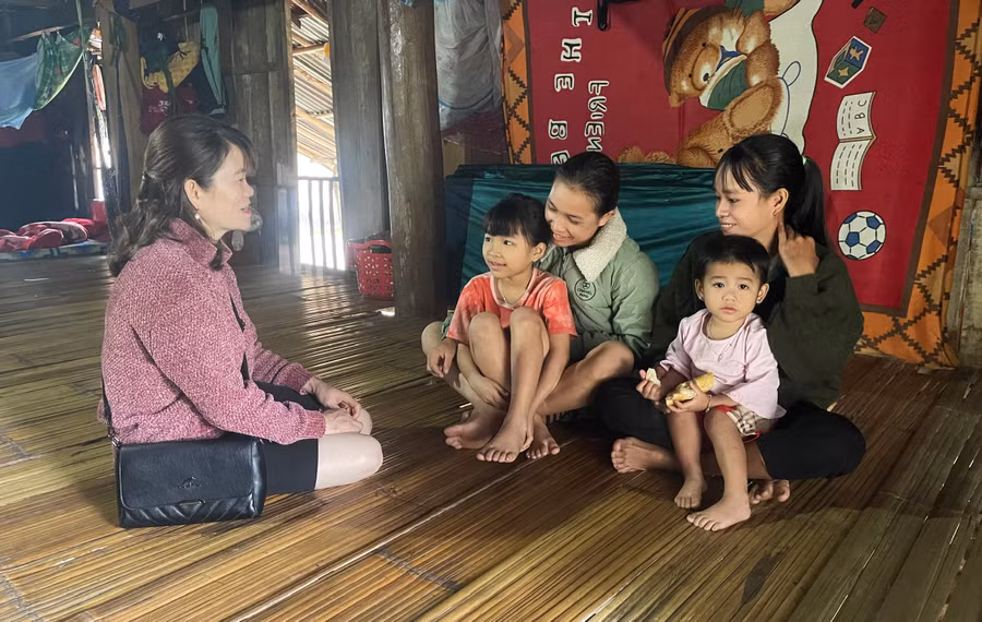 Cô Trinh đến nhà vận động học sinh đến lớp.