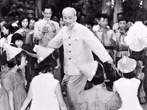 Chủ tịch Hồ Chí Minh vui múa hát cùng các cháu thiếu nhi tại Phủ Chủ tịch nhân ngày Quốc tế Thiếu nhi 1/6/1960. Ảnh: TTXVN.
